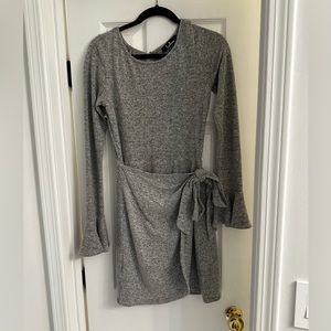 Long sleeve. size small. Gray Lulu’s dress. Bell sleeve.